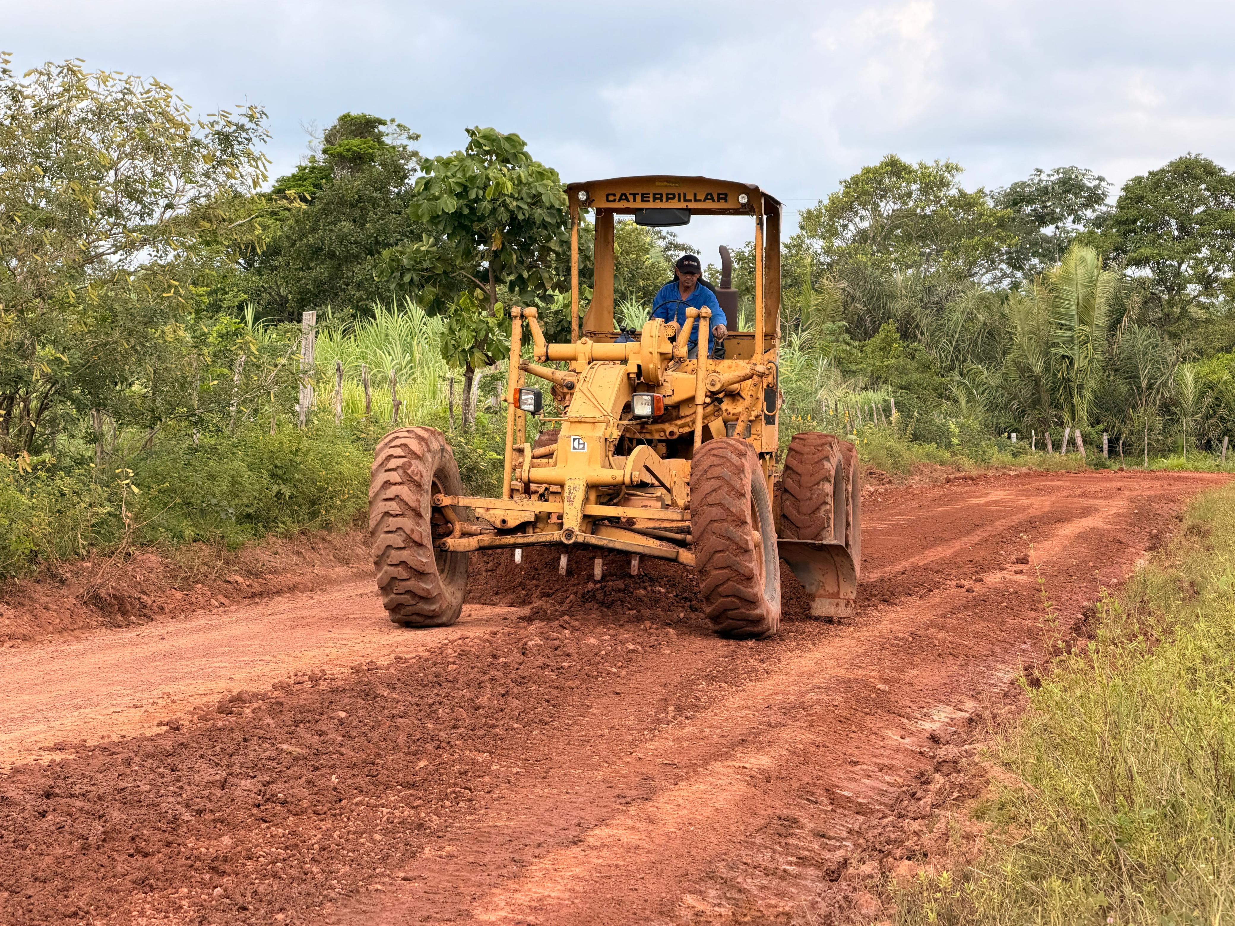 Prefeitura de Bequimão intensifica recuperação da estrada de Paricatíua e amplia frentes de trabalho na zona rural